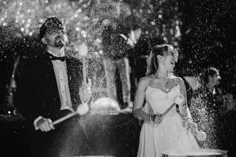 Gece kutlamasında eğlenen gelin ve damat